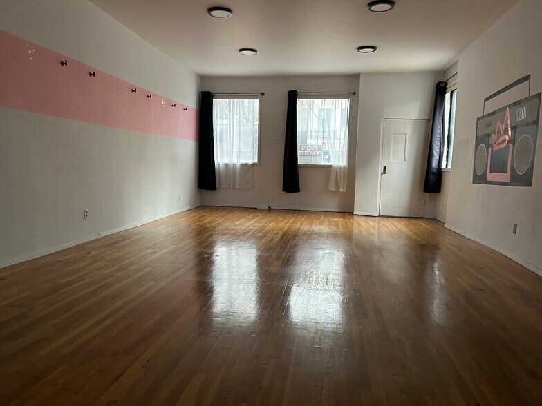 More Photos Of 1067 Manhattan Ave, Brooklyn Office Residential For Lease