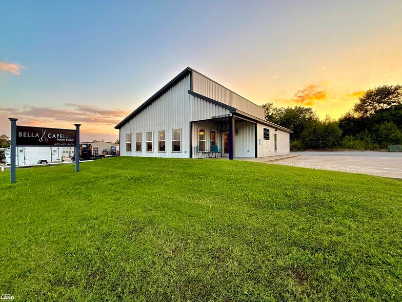 More Photos Of 1915 S Santa Fe Ave, Chanute Office For Sale