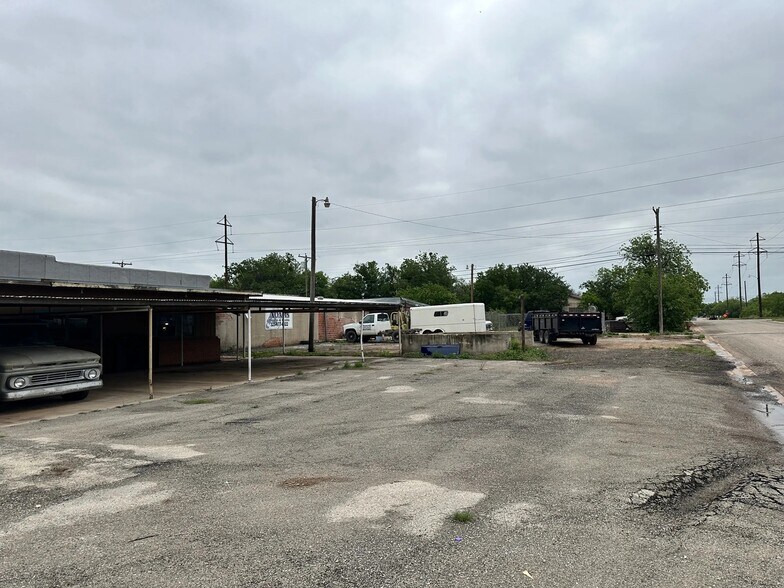 More Photos Of 1109 Walnut St, Abilene Warehouse For Sale