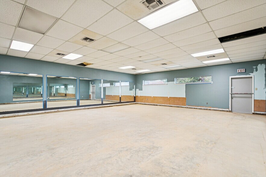 More Photos Of 19352 N 2nd St, Covington Storefront For Lease