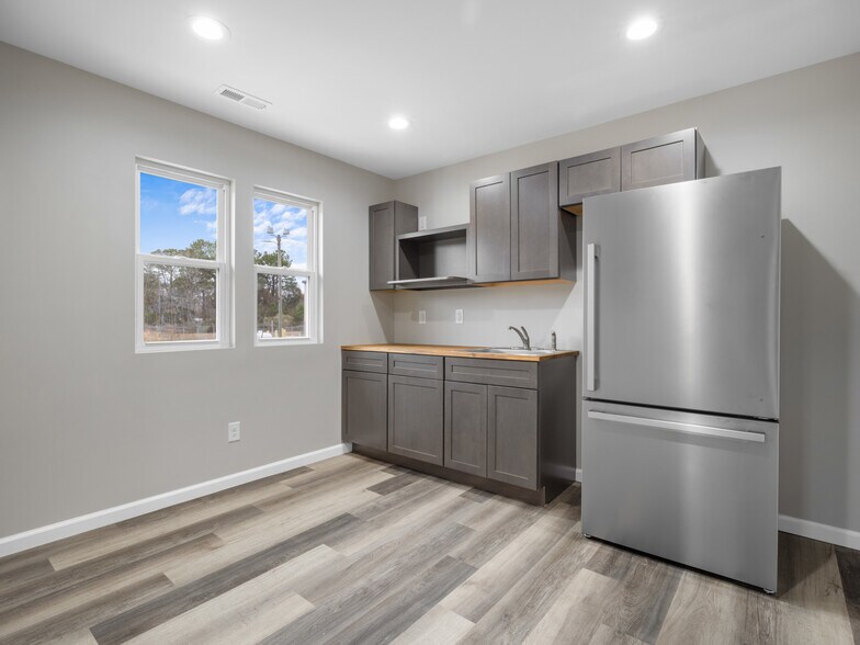 More Photos Of 3261 New Bern Hwy, Jacksonville Light Distribution For Sale