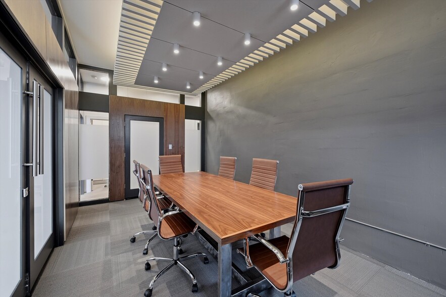 More Photos Of 118 W Chestnut St, Denison Office For Sale