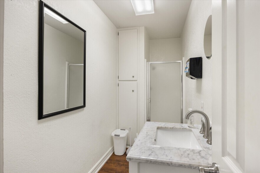 More Photos Of 310 W Bluff St, Granbury Office For Sale