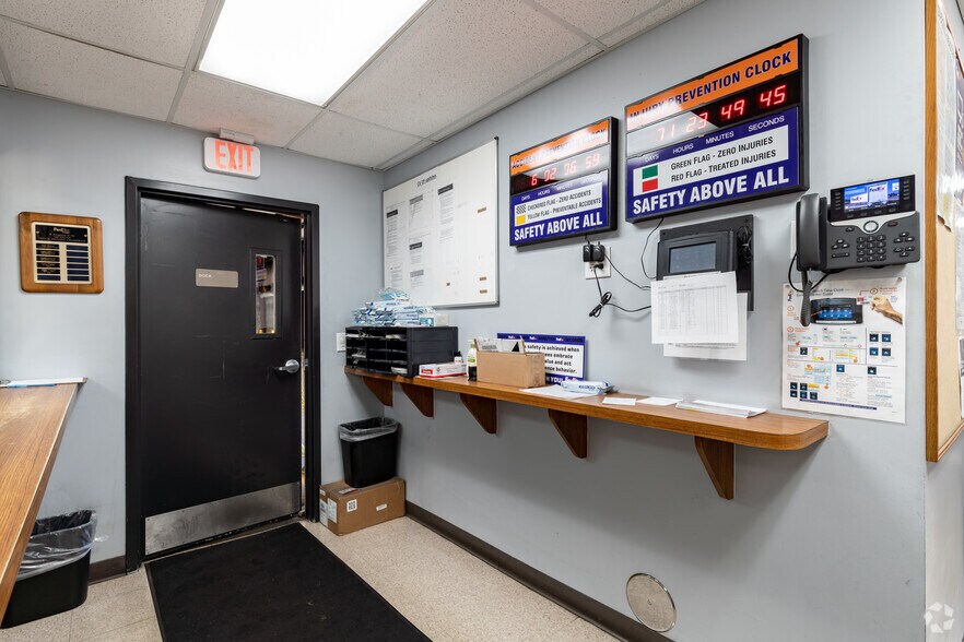 More Photos Of 4025 S Dye Rd, Swartz Creek Truck Terminal For Sale