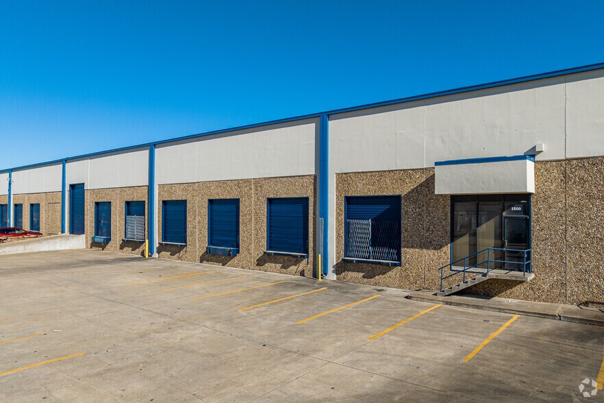 More Photos Of 1400-1806 Vantage Dr, Carrollton Distribution For Lease