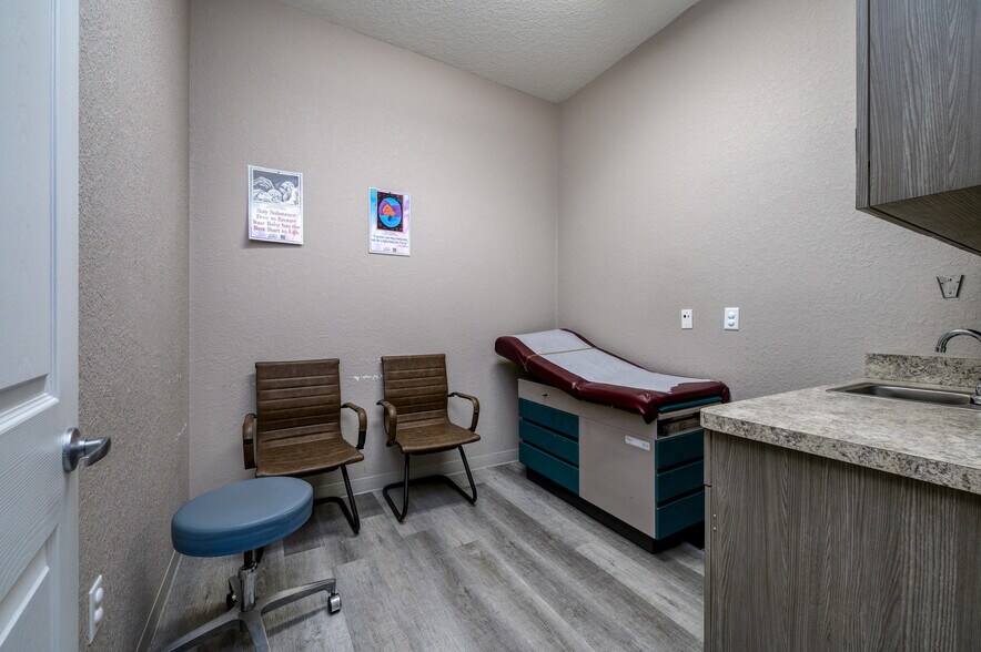 More Photos Of 6800-6810 Mariner Blvd, Spring Hill Office For Sale