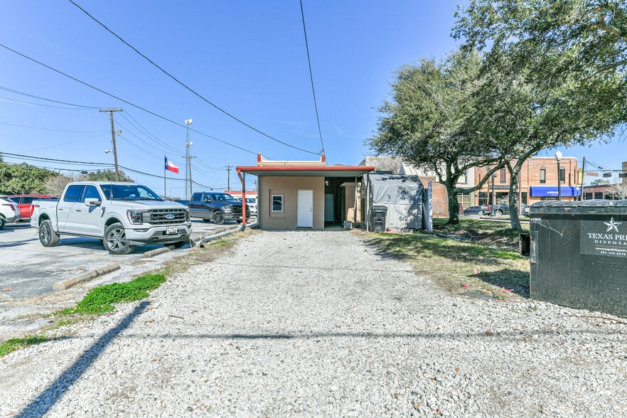 More Photos Of 121 W Sealy St, Alvin Freestanding For Sale