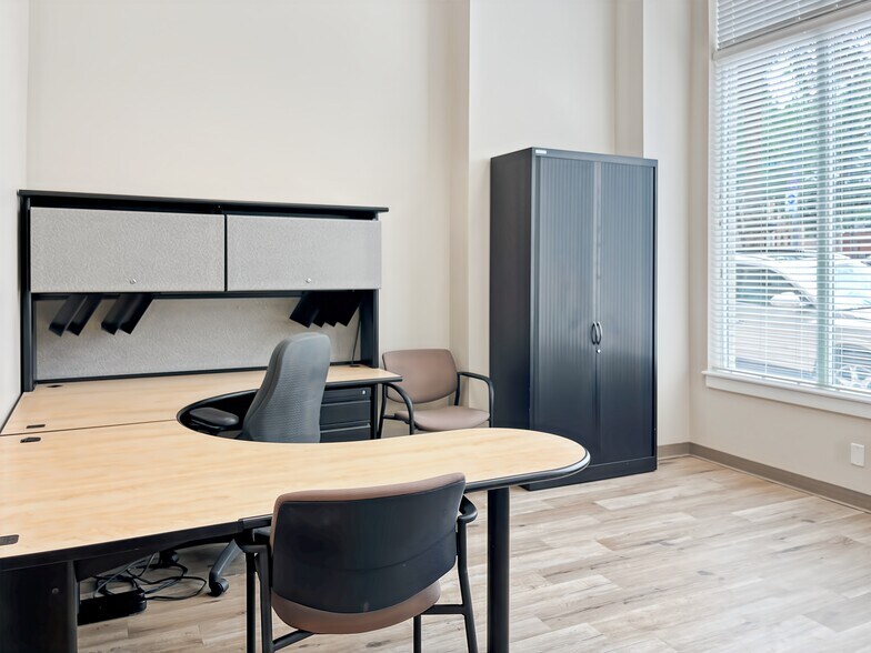 More Photos Of 300 E University Ave, Gainesville Coworking Space