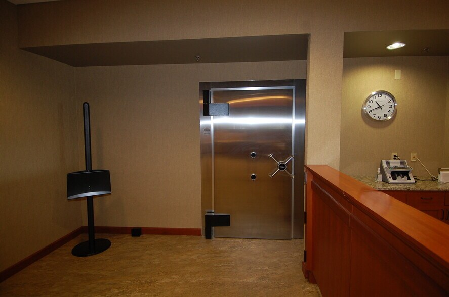 More Photos Of 640 Highway 1 W, Iowa City Office For Sale