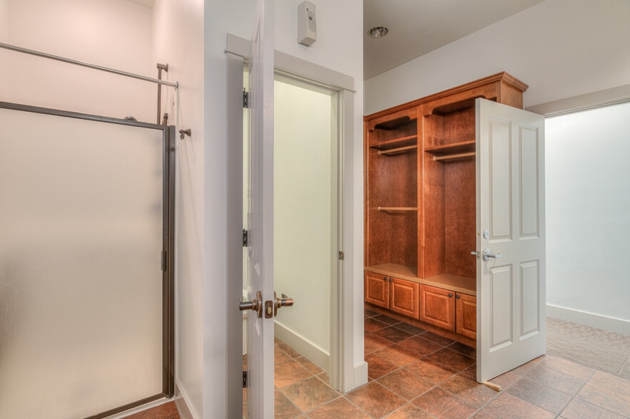 More Photos Of 2464 SW Glacier Pl, Redmond Office For Sale
