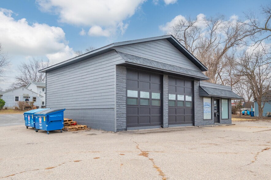 More Photos Of 936 1st Ave E, Shakopee Auto Repair For Sale
