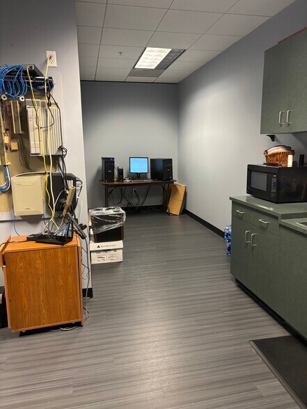 More Photos Of 8310 S Valley Hwy, Englewood Office For Lease