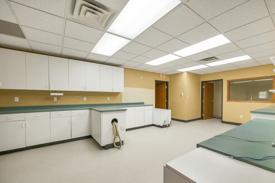 More Photos Of 2770 Manitowoc Rd, Green Bay Office For Sale