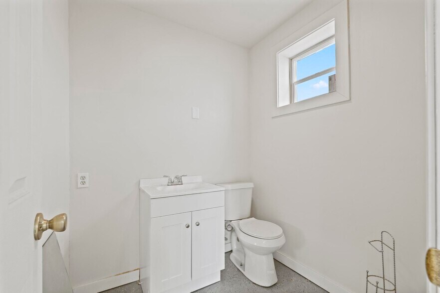 More Photos Of 317 S Old Corry Field Rd, Pensacola Showroom For Lease