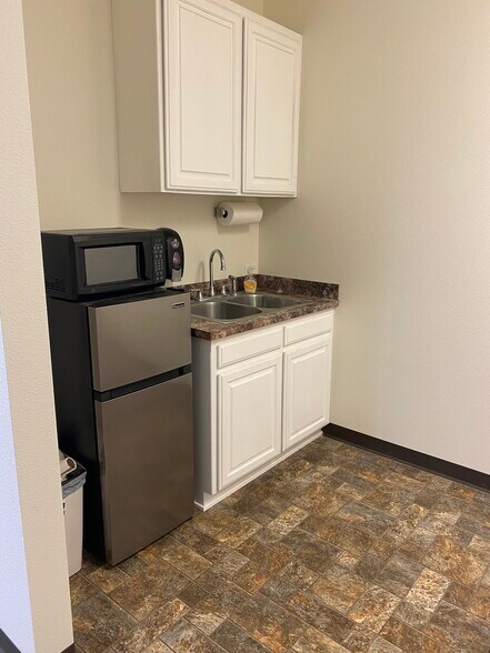 More Photos Of 1070 W Main St, Middleton Office For Lease