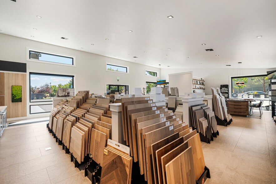 More Photos Of 565 SW Tamarack Ct, Redmond Warehouse For Lease