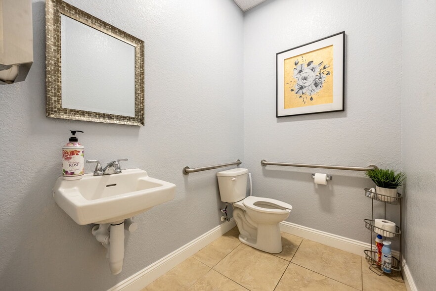 More Photos Of 4966-4968 Royal Gulf Cir, Fort Myers Medical For Sale