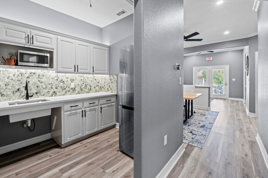 More Photos Of 3000 Joe Dimaggio Blvd, Round Rock Medical For Sale