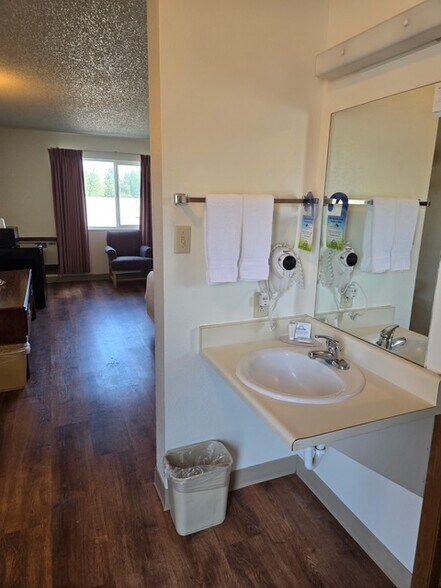 More Photos Of 223 Santa Fe Ave, Alamosa Hotel For Sale