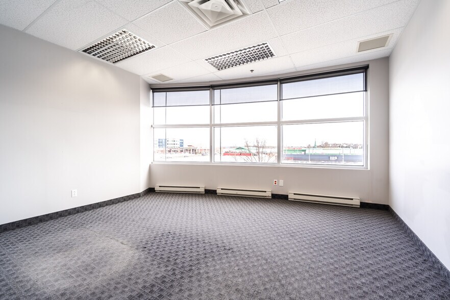More Photos Of 3131 Boul Saint-Martin O, Laval Office For Lease