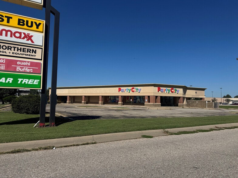 Primary Photo Of 6866 W Kellogg Dr, Wichita Freestanding For Lease