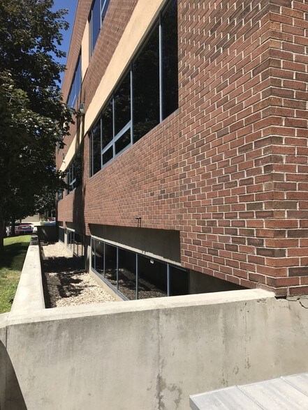 More Photos Of 852 Arrowhead Ln, Salt Lake City Office For Sale