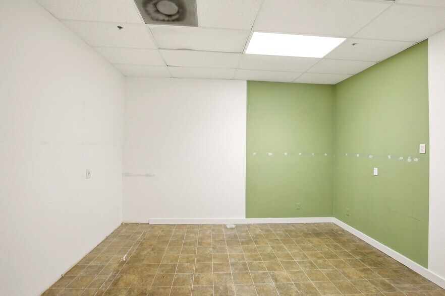 More Photos Of 12951 Metro Pkwy, Fort Myers Unknown For Lease