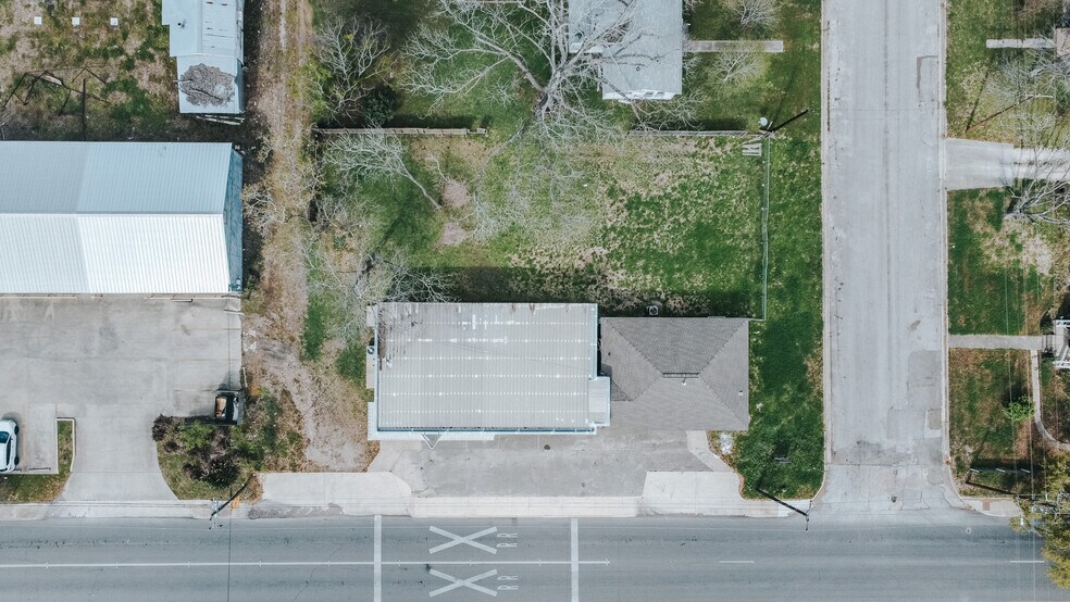 More Photos Of 305 N Laurent St, Victoria Flex For Lease