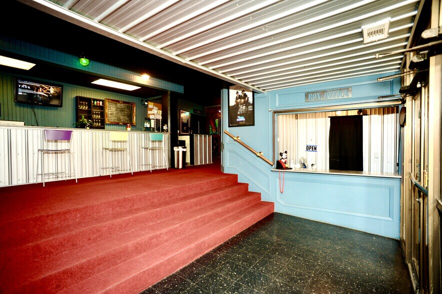 More Photos Of 424 W Main St, Denison Storefront Retail Office For Sale