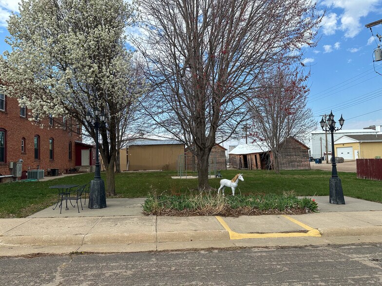 More Photos Of 211 W Kansas St, Crofton Hotel For Sale