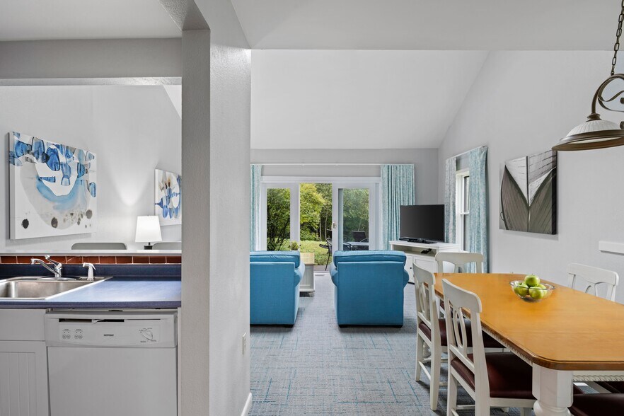 More Photos Of 150 Bay View Dr, Jamestown Hotel For Sale
