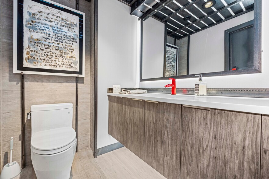 More Photos Of 135 W Speed Way, Pontiac Showroom For Sale