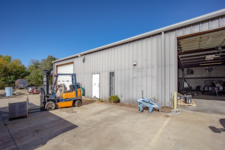 More Photos Of 319-323 NW 59th St, Oklahoma City Manufacturing For Sale
