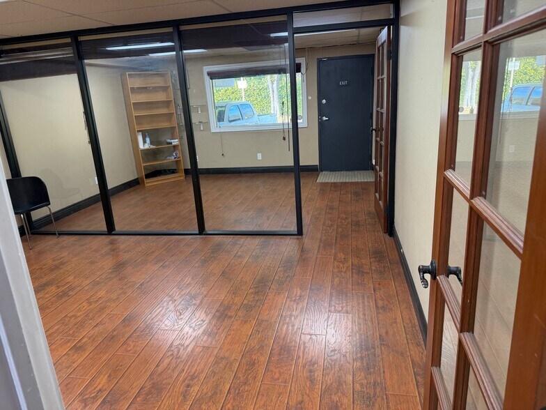 More Photos Of 23291 Ventura Blvd, Woodland Hills Loft Creative Space For Lease