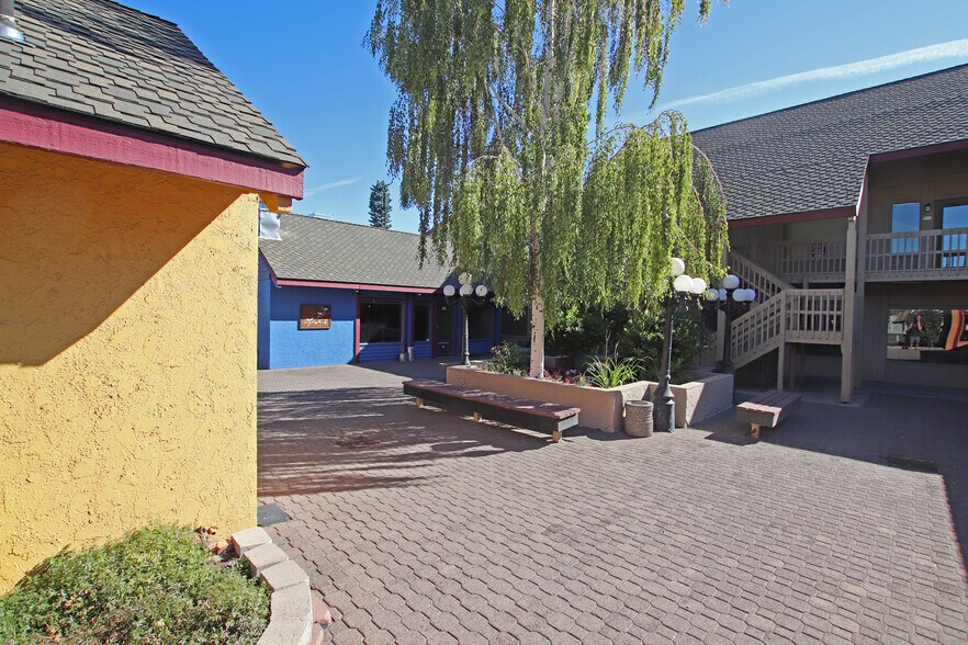 More Photos Of 1900 NE Division St, Bend Office For Lease