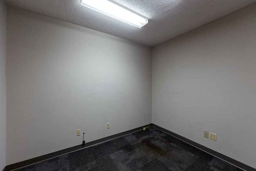 More Photos Of 624 S 7th St, Saint Joseph Industrial For Sale