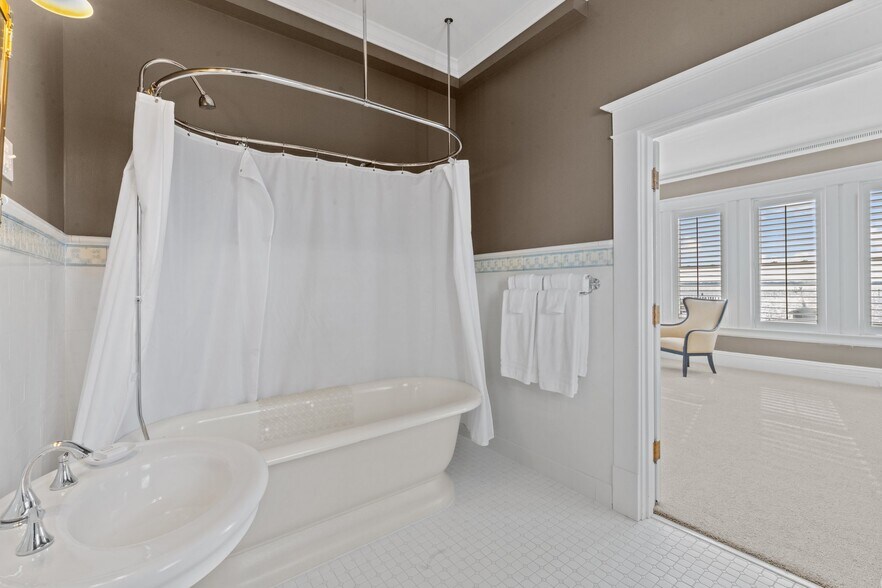 More Photos Of 738 E Main St, Belhaven Hotel For Sale