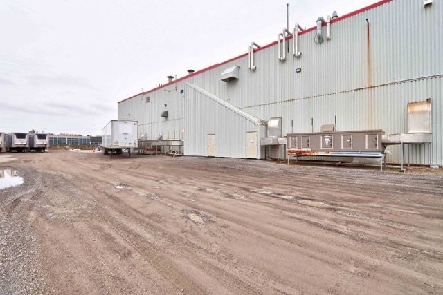 More Photos Of 521 Rue Des Érables, Trois-Rivières Manufacturing For Sale