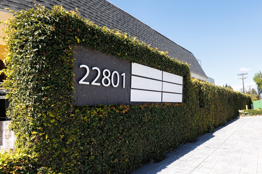 More Photos Of 22801 Ventura Blvd, Woodland Hills Office For Lease