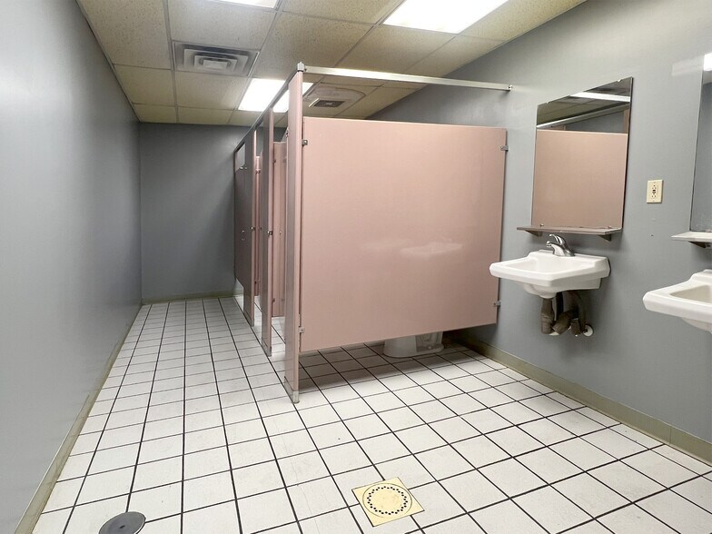 More Photos Of 7171 W Ridge Rd, Fairview Warehouse For Lease