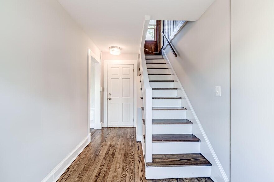 More Photos Of 206 Loudoun St Sw, Leesburg Apartments For Sale