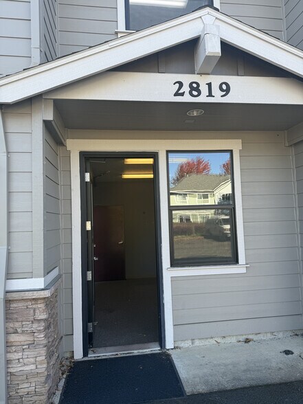 More Photos Of 2819-2827 SE 75th Ave, Hillsboro Light Distribution For Lease
