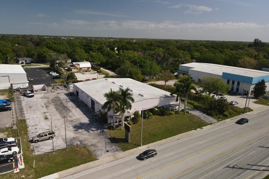 More Photos Of 2451 17th St, Sarasota Showroom For Sale