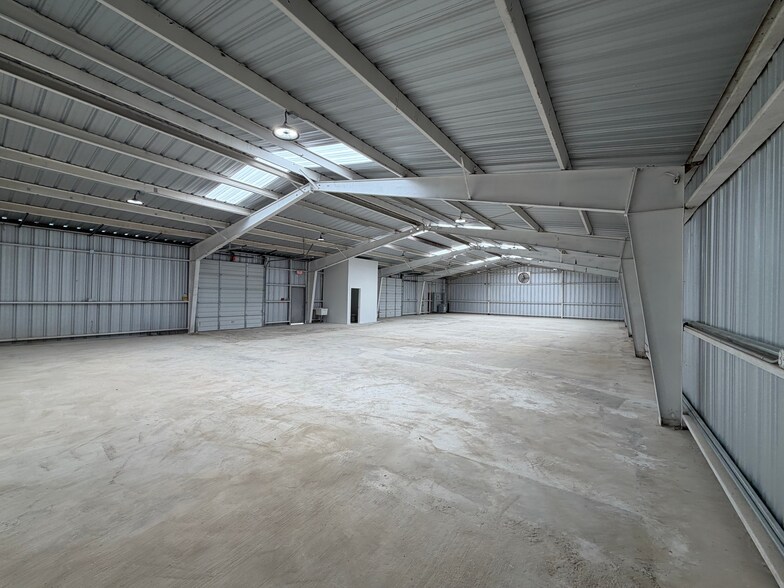 More Photos Of 118-122 W Turbo Dr, San Antonio Warehouse For Lease