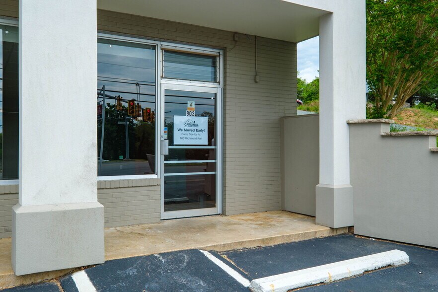 More Photos Of 902 Richmond Ave, Staunton General Retail For Sale