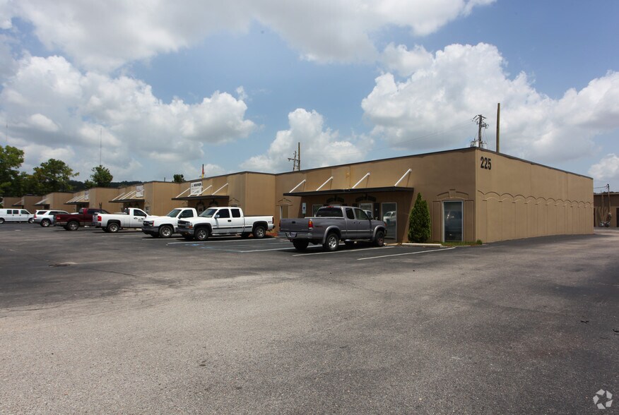 More Photos Of 237 Oxmoor Cir, Birmingham Unknown For Lease