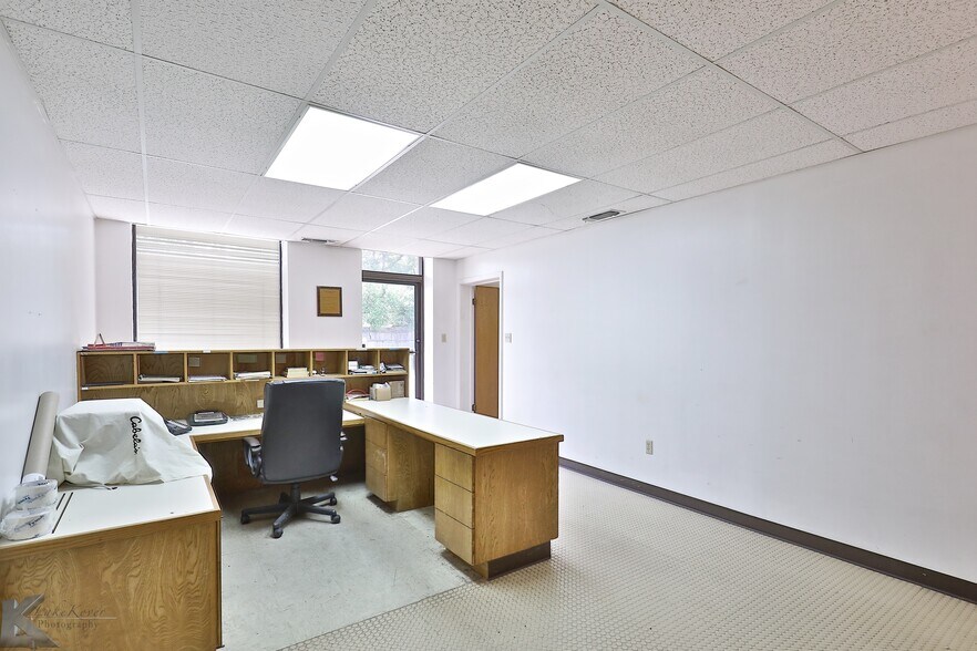 More Photos Of 411 E South 11th St, Abilene Warehouse For Lease