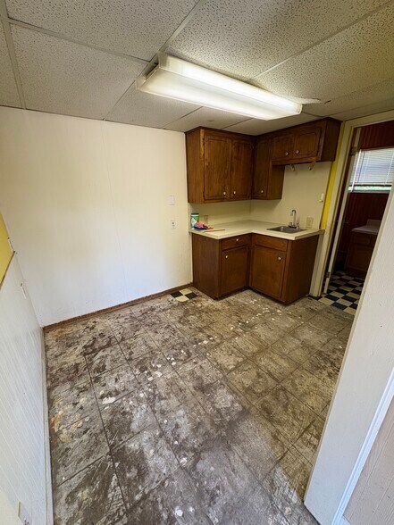 More Photos Of 618 W Broad St, Mineola Storefront Retail Office For Sale