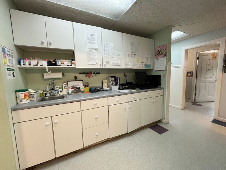 More Photos Of 1305 Black St, Pekin Flex For Sale