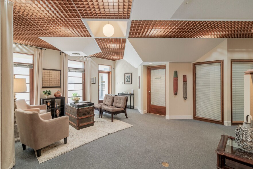 More Photos Of 8075 E Morgan Trl, Scottsdale Medical For Lease